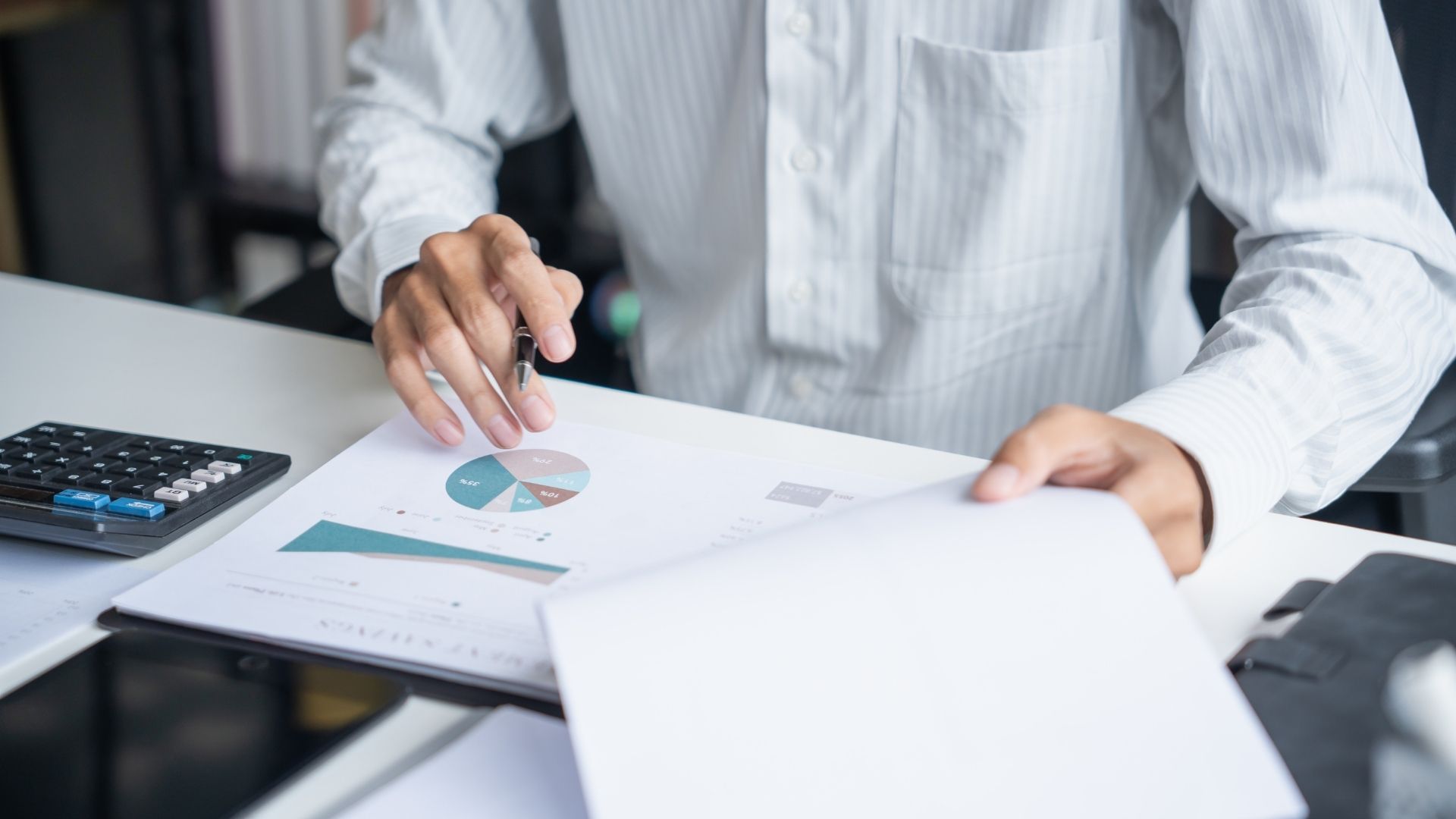 Emprendedora analizando finanzas y planificando estrategias económicas durante el curso Gestión Financiera Inteligente para PYMES y Emprendedores de CHISPA DETONANTE.