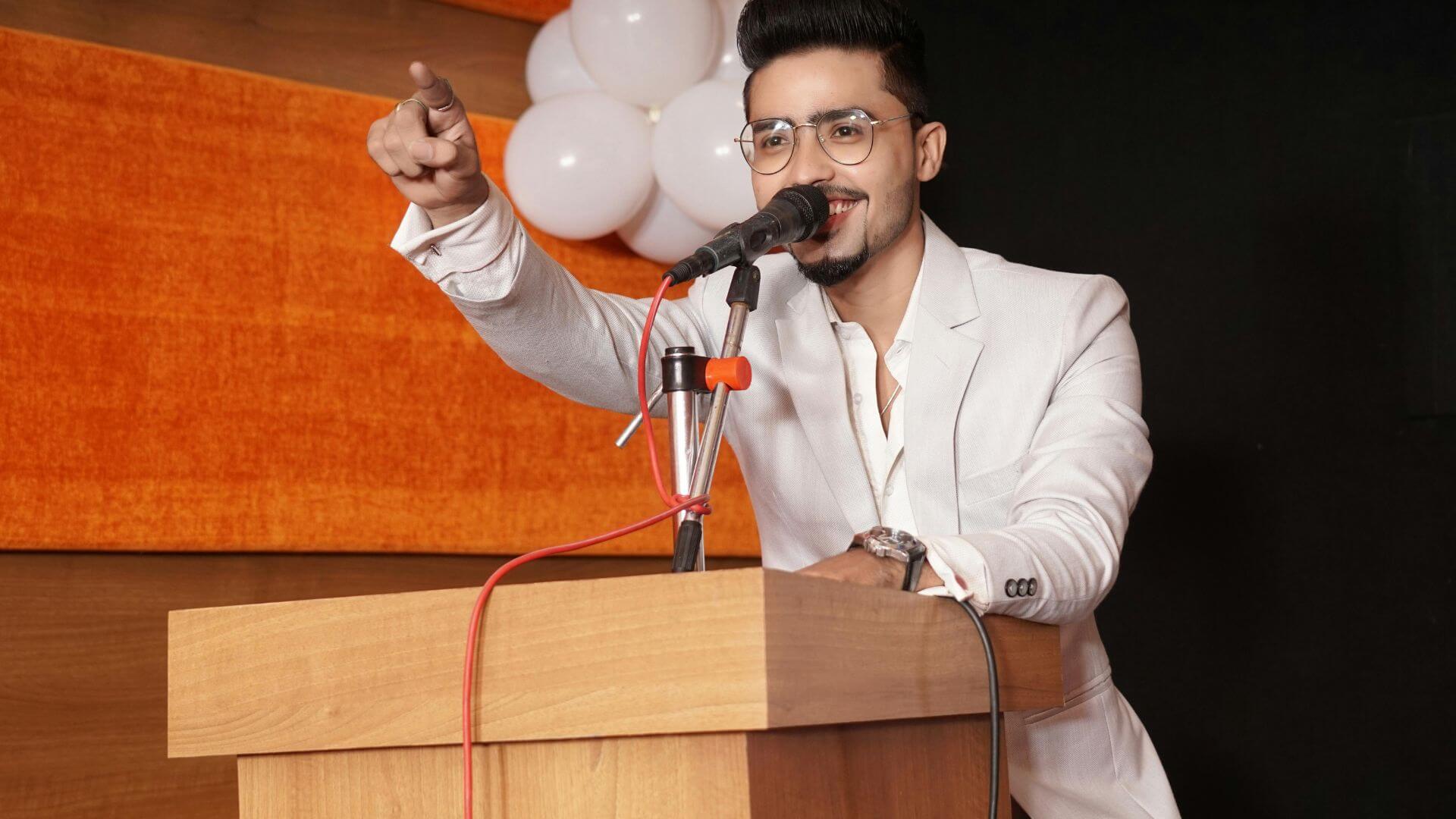 Hombre líder ofreciendo un discurso con seguridad y autenticidad durante el curso Oratoria de Alto Impacto de CHISPA DETONANTE.