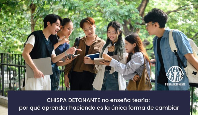 Personas participando en una dinámica práctica de formación vivencial, aplicando aprendizaje basado en la acción en un programa de CHISPA DETONANTE.