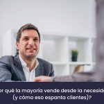 Profesional vendiendo con seguridad y confianza durante una reunión comercial aplicando neuroventas auténticas de CHISPA DETONANTE.