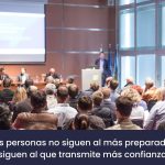 Líder comunicando con seguridad y confianza frente a una audiencia en una formación de CHISPA DETONANTE.