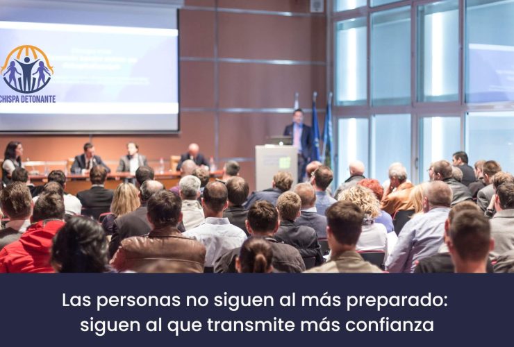 Líder comunicando con seguridad y confianza frente a una audiencia en una formación de CHISPA DETONANTE.