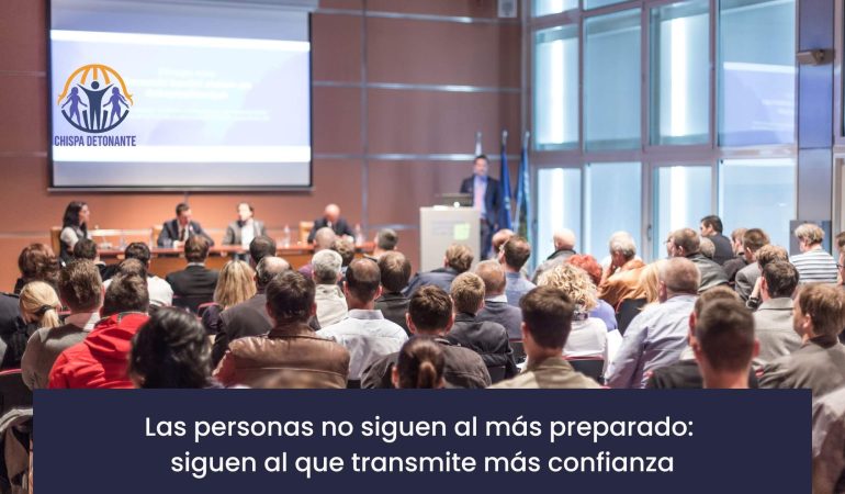 Líder comunicando con seguridad y confianza frente a una audiencia en una formación de CHISPA DETONANTE.