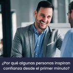 Profesional comunicando con confianza y liderazgo frente a una audiencia durante una presentación.