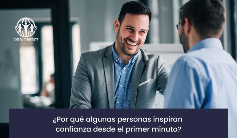 Profesional comunicando con confianza y liderazgo frente a una audiencia durante una presentación.