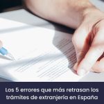 Persona revisando documentación para un trámite de extranjería en España con orientación profesional.