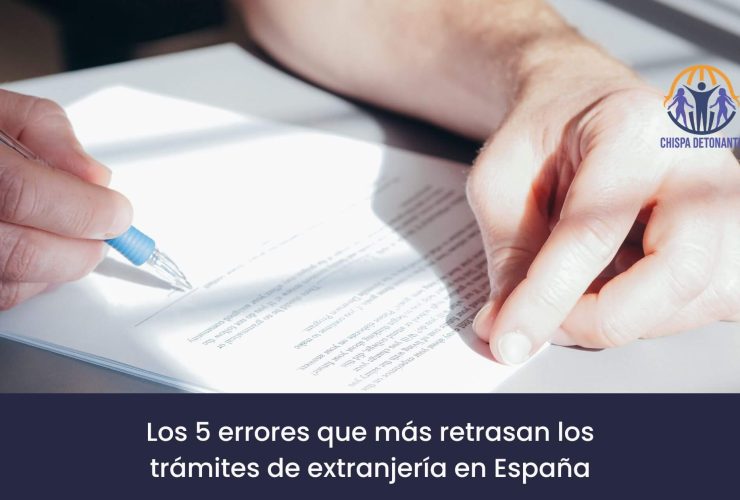 Persona revisando documentación para un trámite de extranjería en España con orientación profesional.
