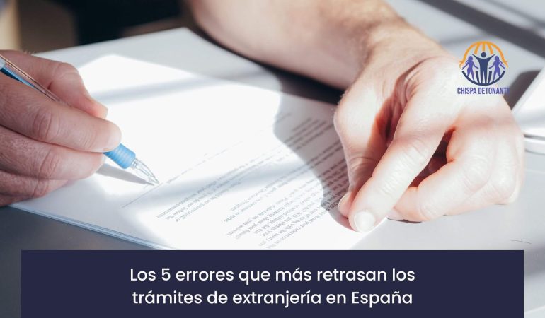 Persona revisando documentación para un trámite de extranjería en España con orientación profesional.