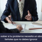 Abogado asesorando a un cliente durante una consulta jurídica personalizada en una oficina moderna.