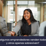Emprendedor aplicando técnicas de neuroventas durante una reunión comercial con un cliente.