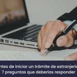 Persona organizando documentos para iniciar un trámite de extranjería en España con asesoramiento profesional.