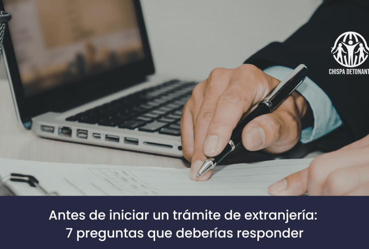 Persona organizando documentos para iniciar un trámite de extranjería en España con asesoramiento profesional.