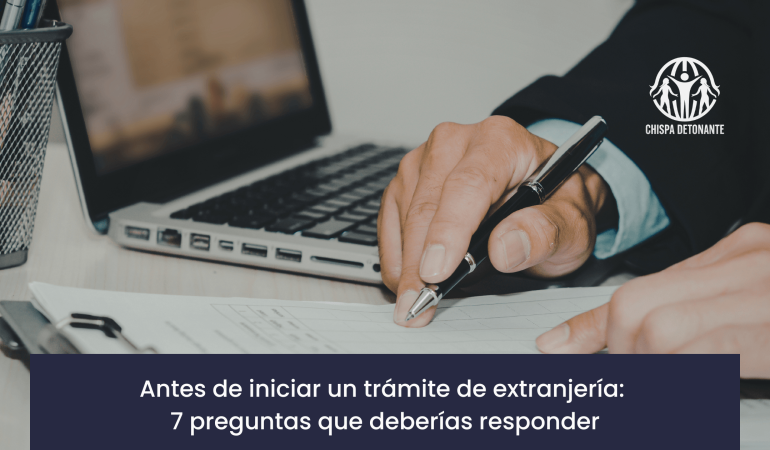 Persona organizando documentos para iniciar un trámite de extranjería en España con asesoramiento profesional.