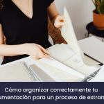 Persona organizando documentos para un trámite de extranjería con apoyo de un asesor profesional.