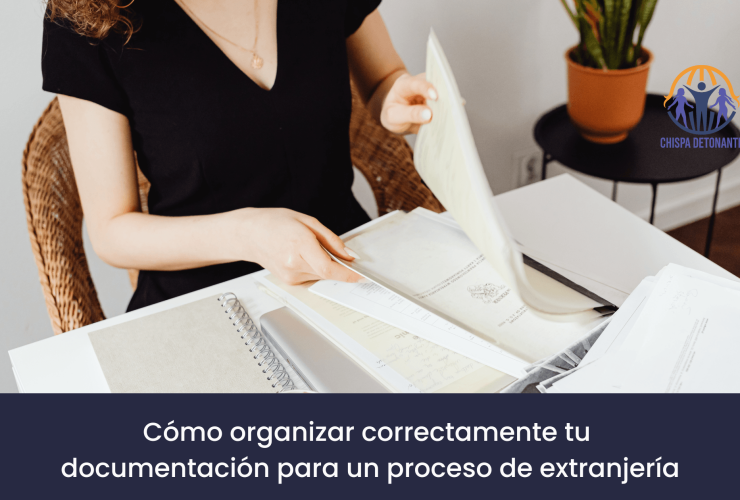 Persona organizando documentos para un trámite de extranjería con apoyo de un asesor profesional.