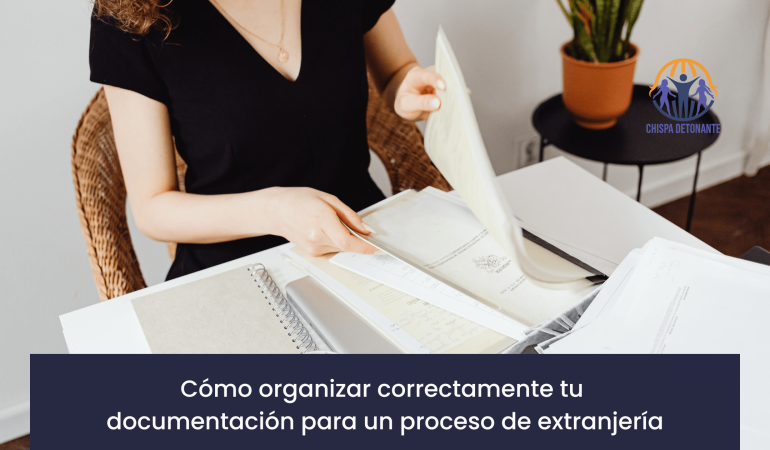 Persona organizando documentos para un trámite de extranjería con apoyo de un asesor profesional.