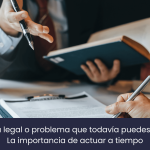 Abogado orientando a un cliente sobre un problema legal y sus posibles opciones