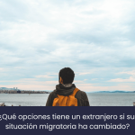 Persona extranjera revisando sus opciones ante un cambio de situación migratoria en España