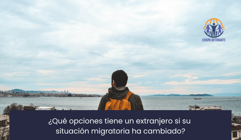 Persona extranjera revisando sus opciones ante un cambio de situación migratoria en España